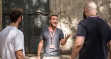 Freelance guide telling stories in Barcelona