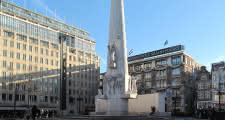 punto de encuentro del free tour de amsterdam en la plaza dam junto al monumento nacional