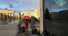 berlin free tour metting point in front of starbucks at Pariser Platz